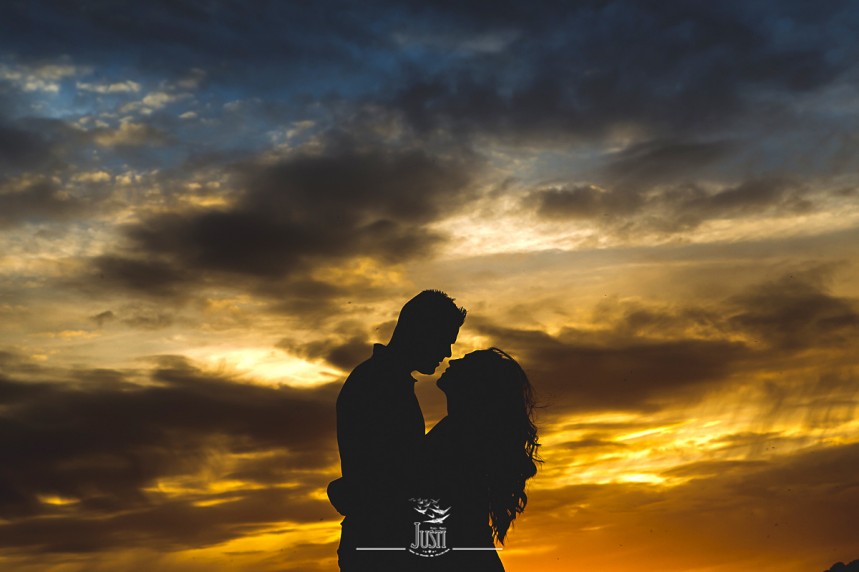 preboda atardecer contraluz pareja