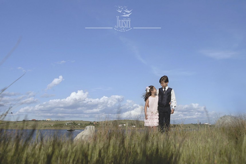 Fotografía de comunion hermanos en campo