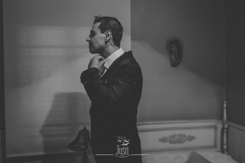 fotografia preparativos casa novio reportaje boda villanueva de la serena ermita de nuestra señora de la Aurora (13 de 82) (4)