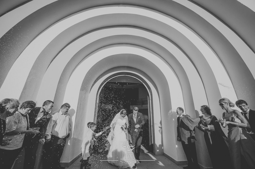 fotografia reportaje boda villanueva de la serena ermita de nuestra señora de la Aurora el arroz salida de ceremonia novios