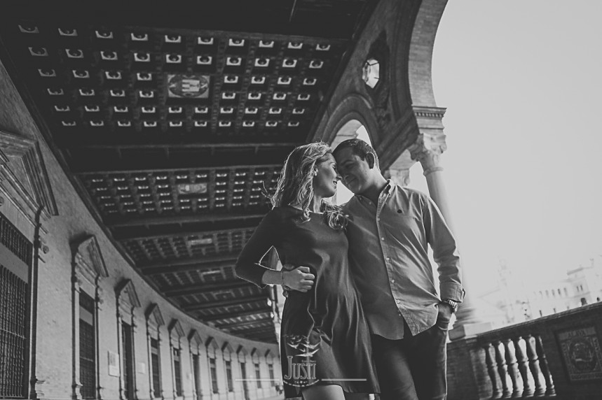 foto preboda pareja en plaza espana sevilla