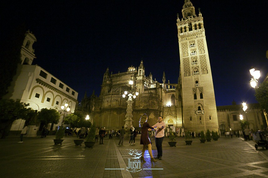 foto pareja preboda plaza sevilla giralda