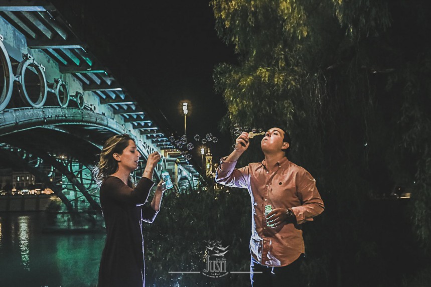 Preboda foto pareja puente triana pompas jabón burbujas