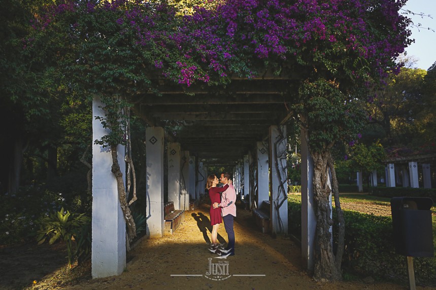 foto preboda pareja en parque maria luisa