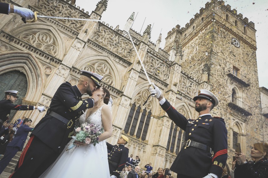 Foto Video Justi-salida iglesia momento arroz beso pasillo de sables guardia civil boda monasterio guadalupe